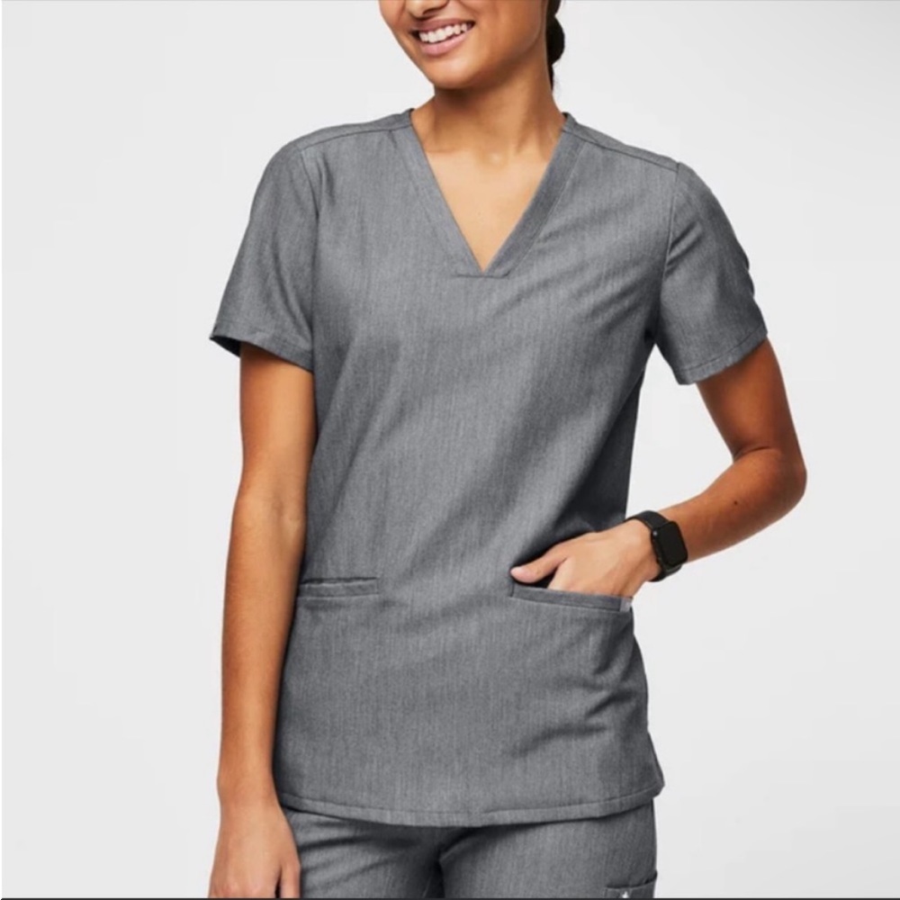 Figs‎ Casma Three-Pocket Scrub Top Graphite